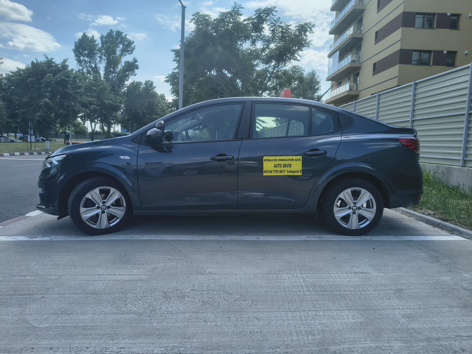 Dacia Logan cu transmisie automată folosită la Școala Auto David